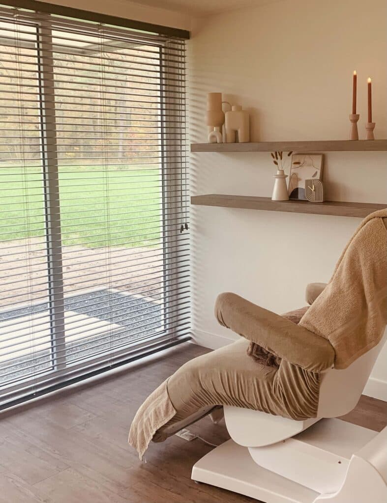 Een warm detail met kaarslicht in de salon van Pura Vida